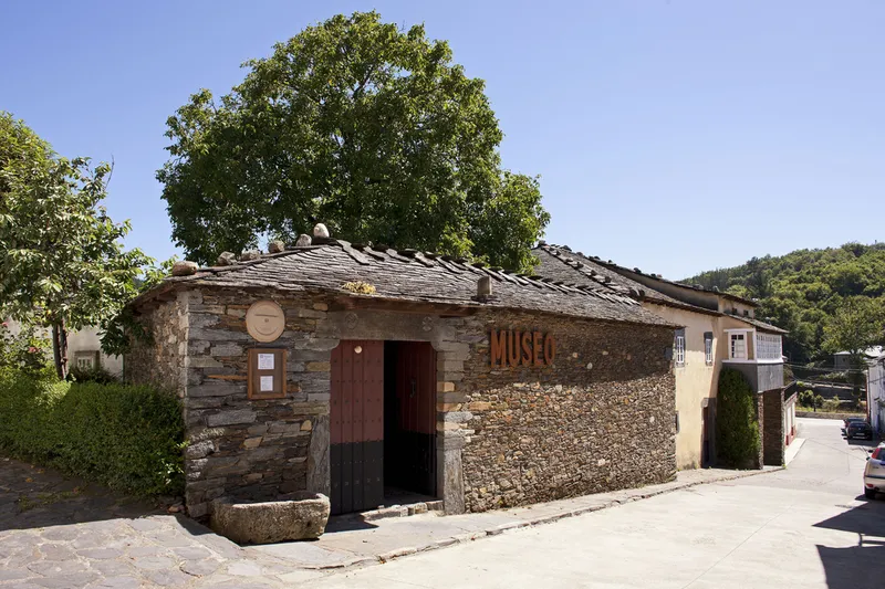MUSEO ETNOGRÁFICO DE GRANDAS DE SALIME "PEPE EL FERREIRO"