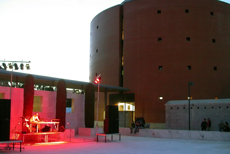 MUSEO EXTREMEÑO E IBEROAMERICANO DE ARTE CONTEMPORÁNEO (MEIAC)